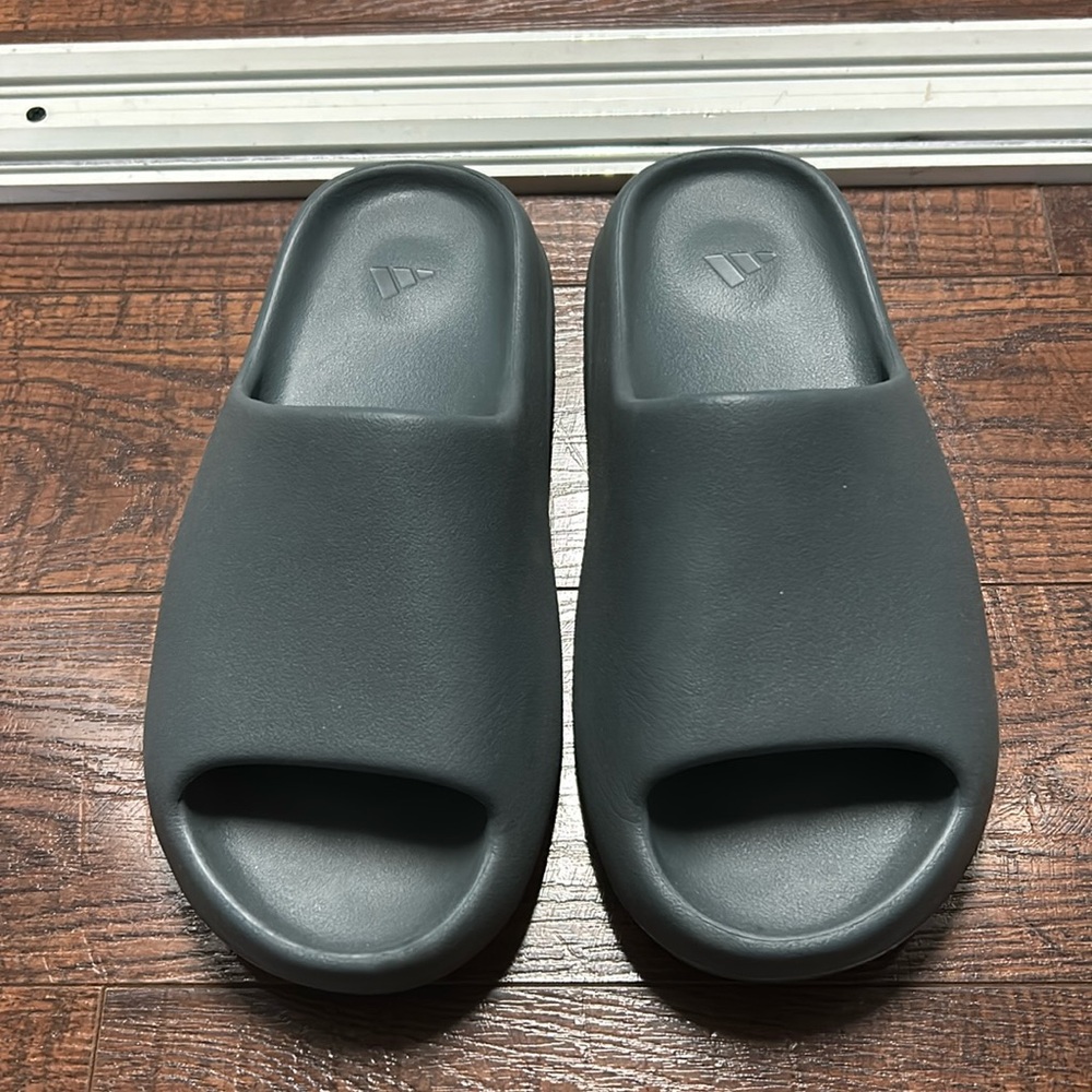 Yeezy slides men’s size 9 slate marine